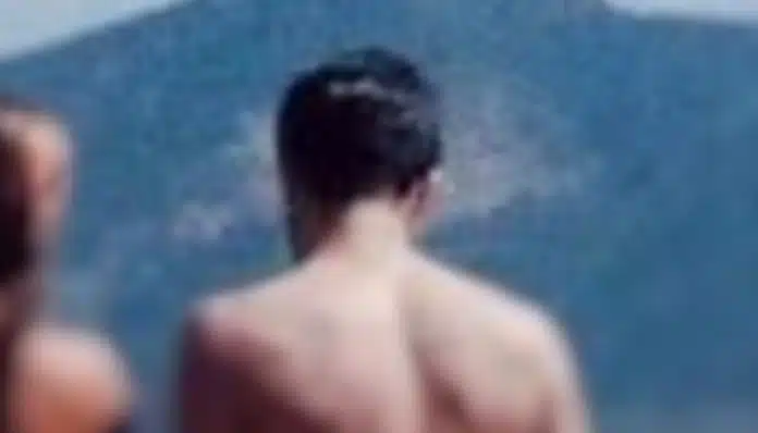 Πασίγνωστος ηθοποιός, γυμνός σε παραλία!